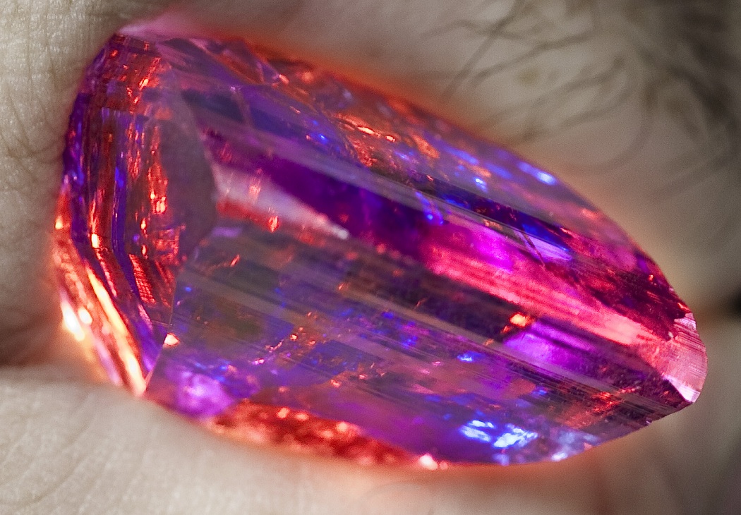 Pleochroism in a cut tanzanite: violet, blue, and burgundy at once